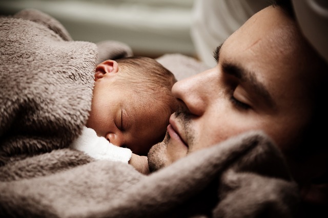 spící novorozeně na otci