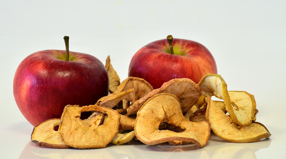 jablka a sušené jablečné plátky